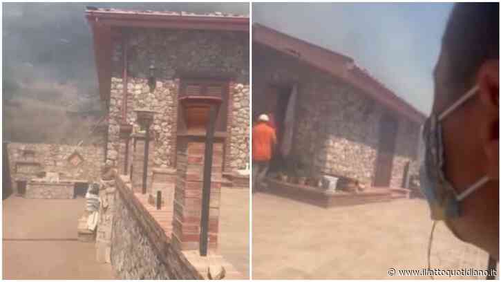 Incendio a Taormina, le urla del sindaco De Luca durante l’evacuazione: “Prendete di forza la signora, arriva il fuoco”