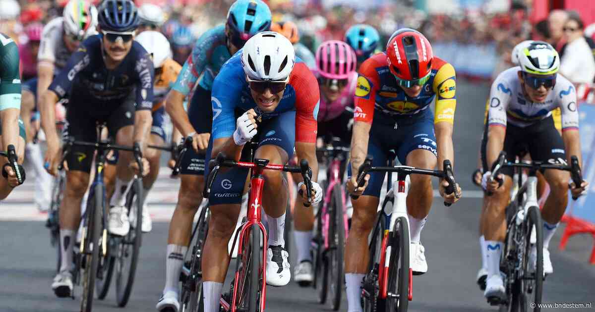 Daverende verrassing in de Vuelta: Fransman verslaat Wout van Aert en wint etappe