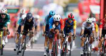 Daverende verrassing in de Vuelta: Fransman Bastien Tronchon verslaat Wout van Aert en wint etappe