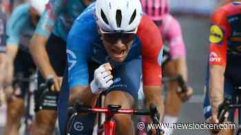 Bastien Tronchon klopt Wout van Aert en zegeviert in chaotische finale in tiende etappe Vuelta