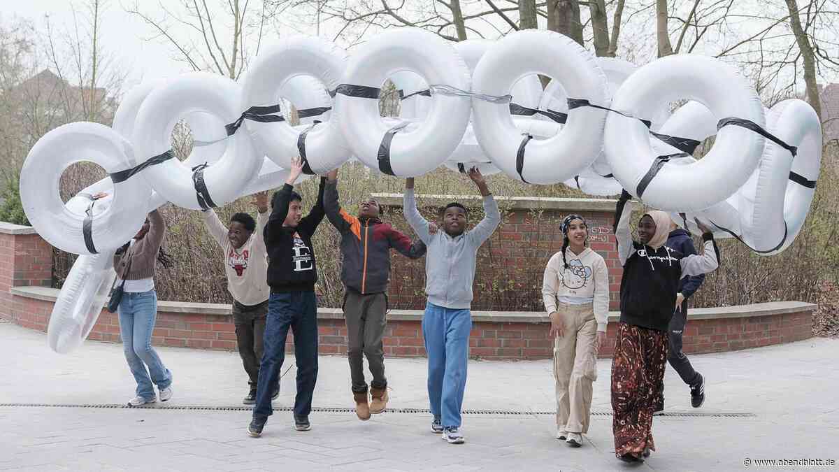 An diesem Hamburger Theater experimentieren Grundschulkinder mit Helium