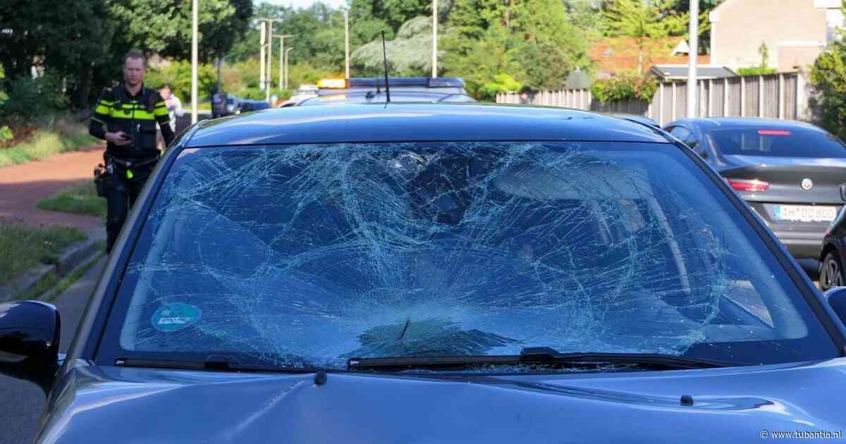 Auto schept fietser in Enschede, slachtoffer naar ziekenhuis