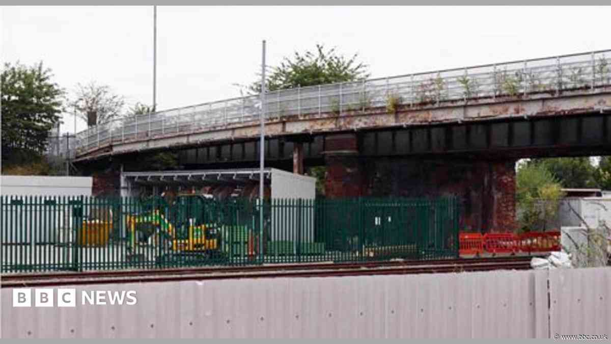 One-way traffic system set after footbridge shut