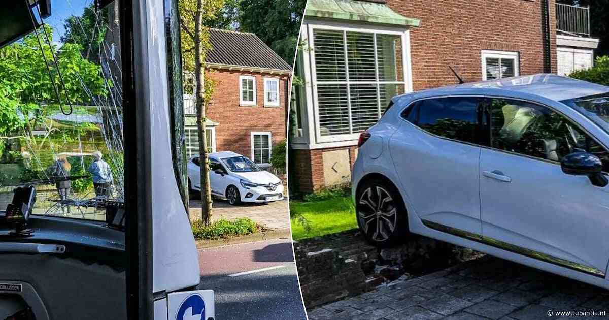 Bus met circa 25 inzittenden botst met auto in Enschede: 1 gewonde