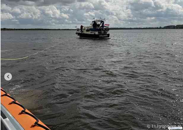 KNRM Lauwersoog helpt aan de grond gelopen motorkruiser Lauwersmeer