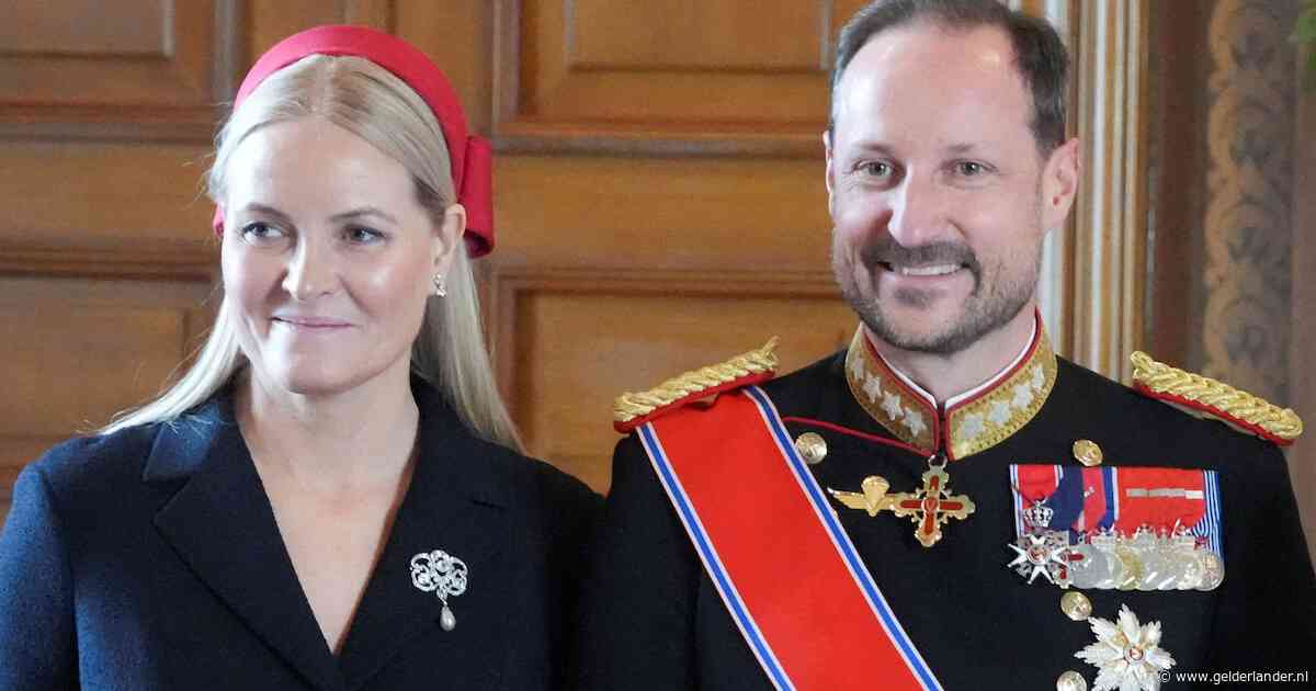 De Noorse koningin Mette-Marit naar ziekenhuis, gebracht door koning Haakon