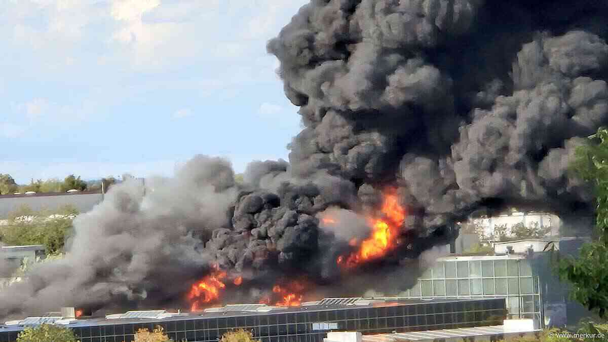 Brand in Würzburger Trampolinhalle: Solarpanele auf dem Dach in Flammen