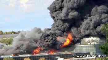 Brand in Würzburger Trampolinhalle: Solarpanele auf dem Dach in Flammen