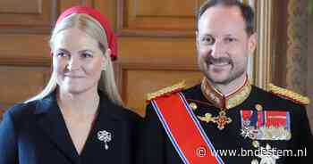 Noorse koningin Mette-Marit naar ziekenhuis, gebracht door koning Haakon