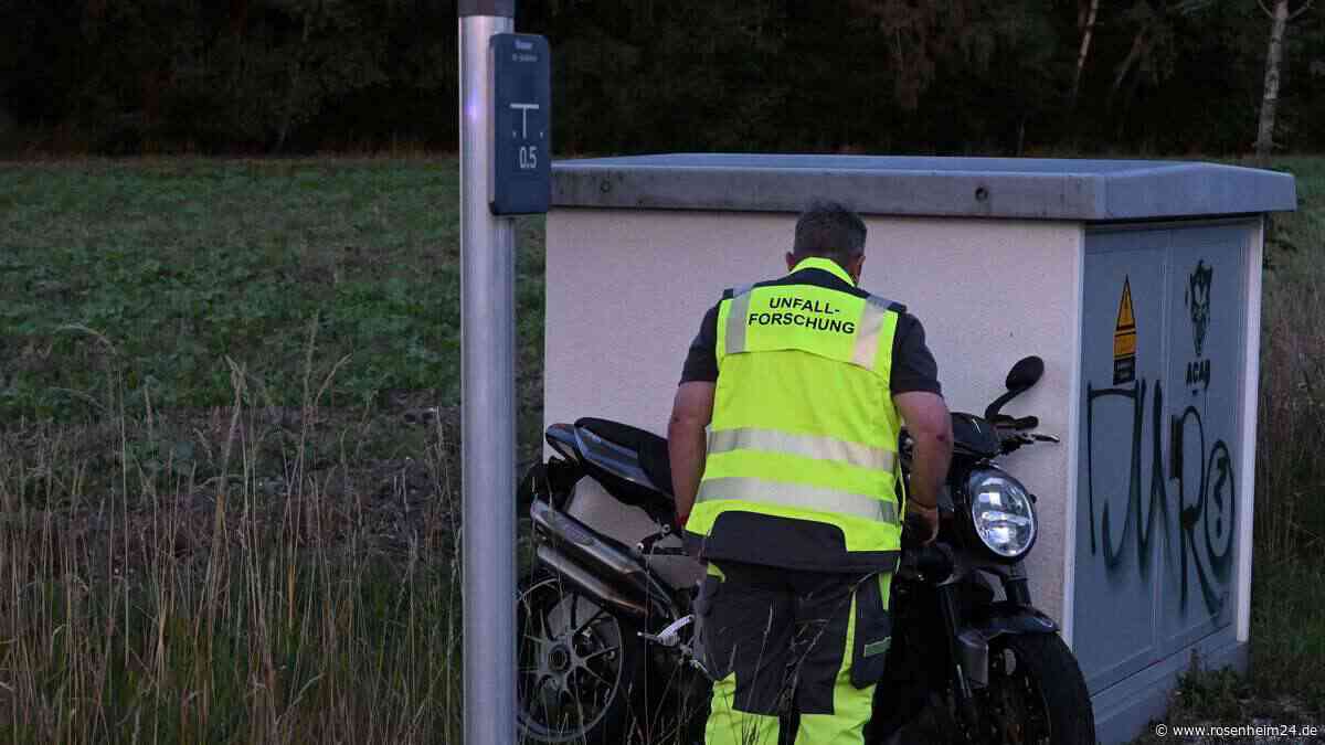 Unfall im Kreisverkehr an der St2359 bei Stephanskirchen – Motorradfahrer leicht verletzt