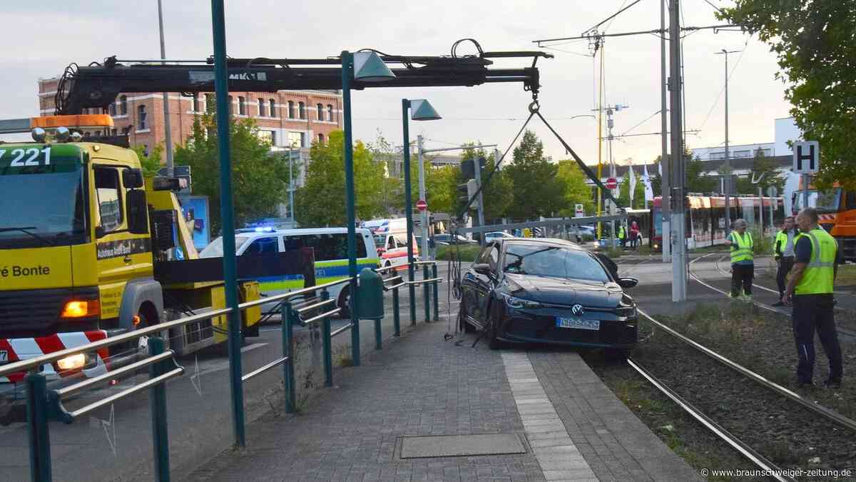 Braunschweig: Autofahrer versucht zu wenden – und übersieht Straßenbahn