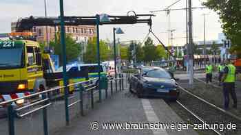 Braunschweig: Autofahrer versucht zu wenden – und übersieht Straßenbahn