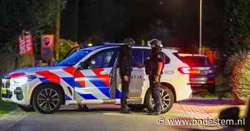 Zwaarbewapende agenten op straat in Overasselt, politie controleert verkeer op A73