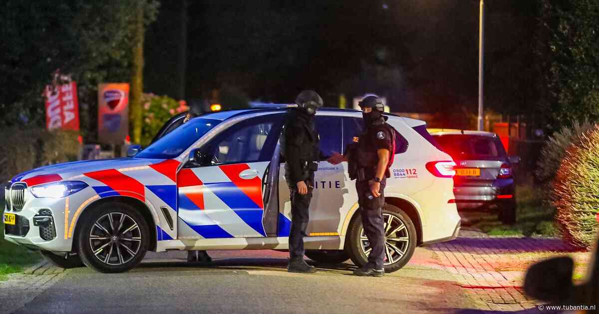 LIVE schietpartij Overasselt | Zwaarbewapende agenten op straat in Overasselt, politie controleert verkeer op A73