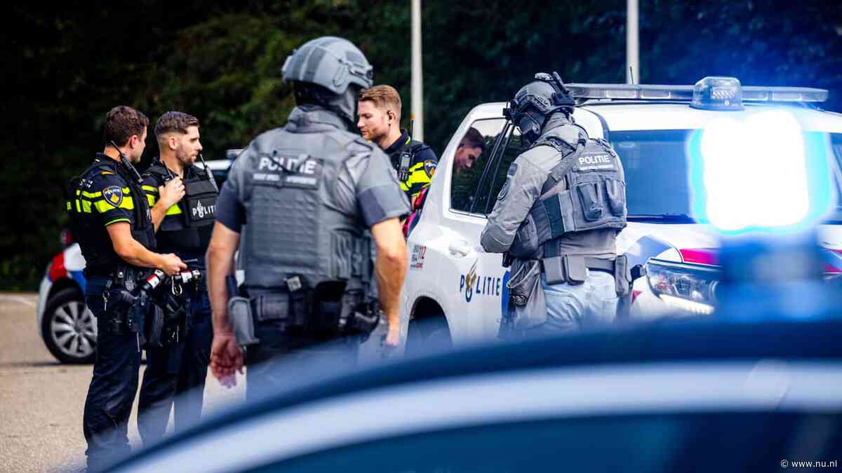 Onderzoek politie in Overasselt gaat nog de hele nacht door, ook ME aanwezig