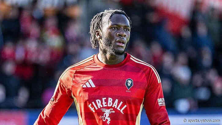 Notts County sign Salford defender Longelo