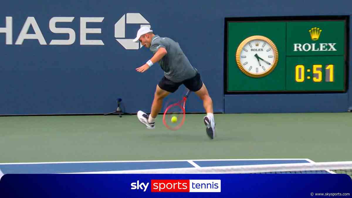 Fery hits tweener in superb rally against Musetti
