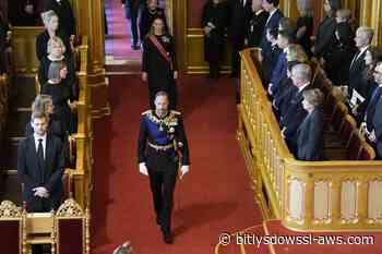 Haakon VIII jura como rey de Noruega ante el Parlamento en una ceremonia marcada por la ausencia de la reina Mette-Marit