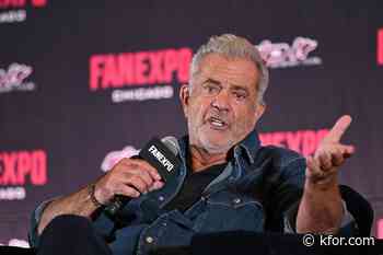 Mel Gibson apologizes for mocking ASL interpreter in moment of 'idiocy'