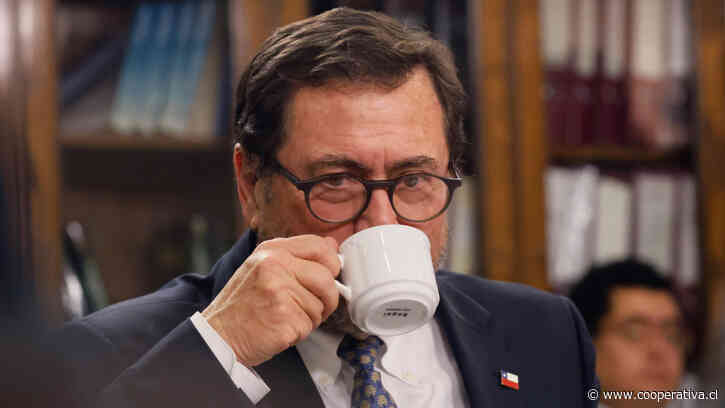 Diputados van por las firmas para interpelar al canciller Pérez Mackenna