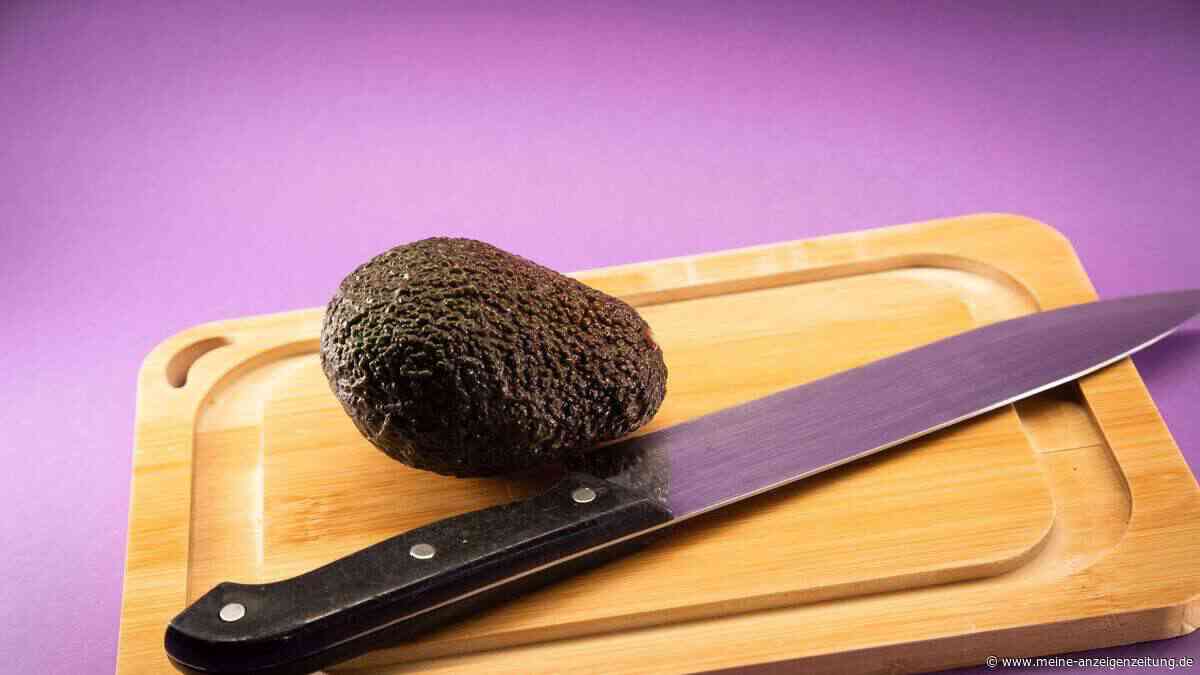 Schneiden, drehen, schlagen: Avocado richtig entkernen