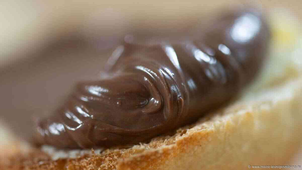 Nuss-Nougat-Creme: Edelaufstrich und Discountermarke vorn