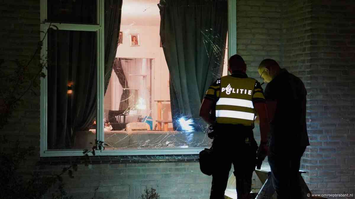 Harde knal bij huis in Oss: voorruit volledig vernield