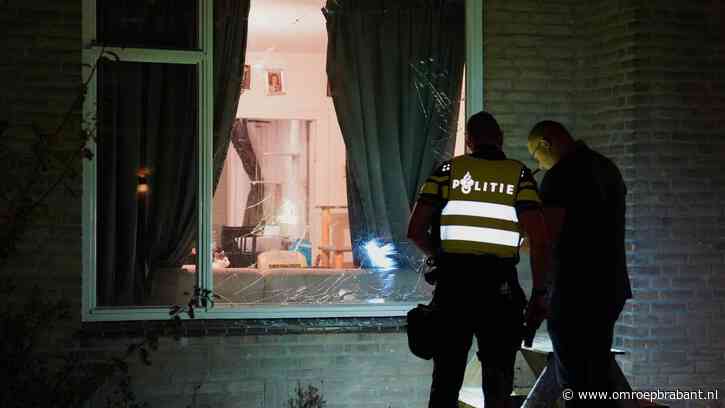 Harde knal bij huis in Oss: voorruit volledig vernield