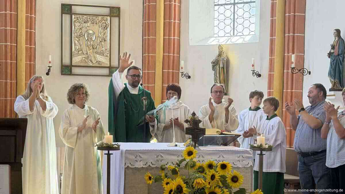 Pater Paul feiert letzten Gottesdienst – Gemeinde singt Freddy Quinn