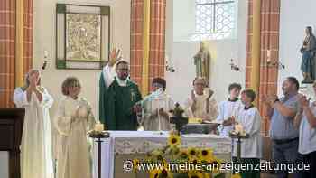 Pater Paul feiert letzten Gottesdienst – Gemeinde singt Freddy Quinn