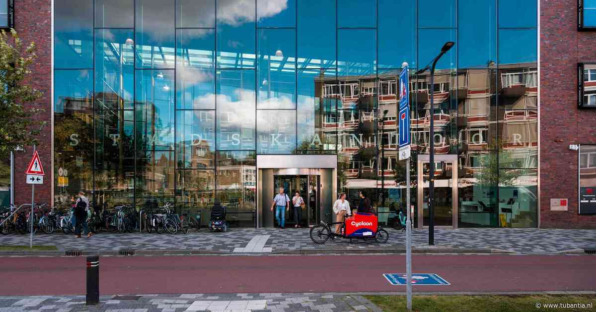 De ‘paspoortberg’ van het loket bij de gemeente Enschede: ‘Het is echt aanpoten’