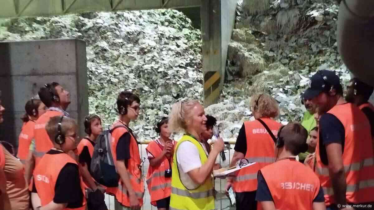 Papierfabrik UPM verarbeitet jährlich Altpapier im Gewicht von 100.000 Elefanten