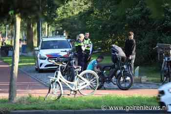 Fietser en fatbiker knallen op elkaar op druk fietspad