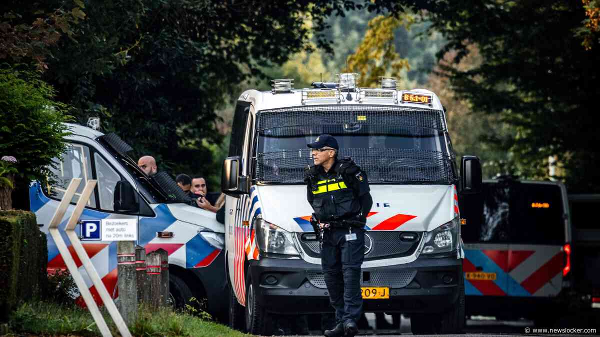 LIVE | Zwaarbewapende agenten bewaken woning Ewijkseweg