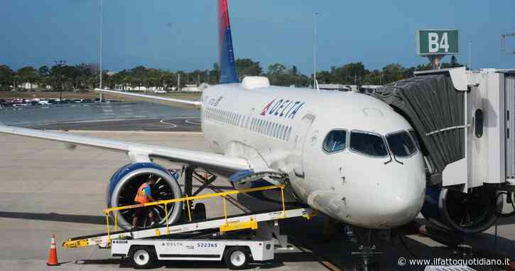 “Stiamo testando un algoritmo che calcola un prezzo diverso del biglietto aereo per ogni passeggero in base ai suoi dati personali, l’AI è la svolta”: le parole del Ceo di Delta fanno discutere
