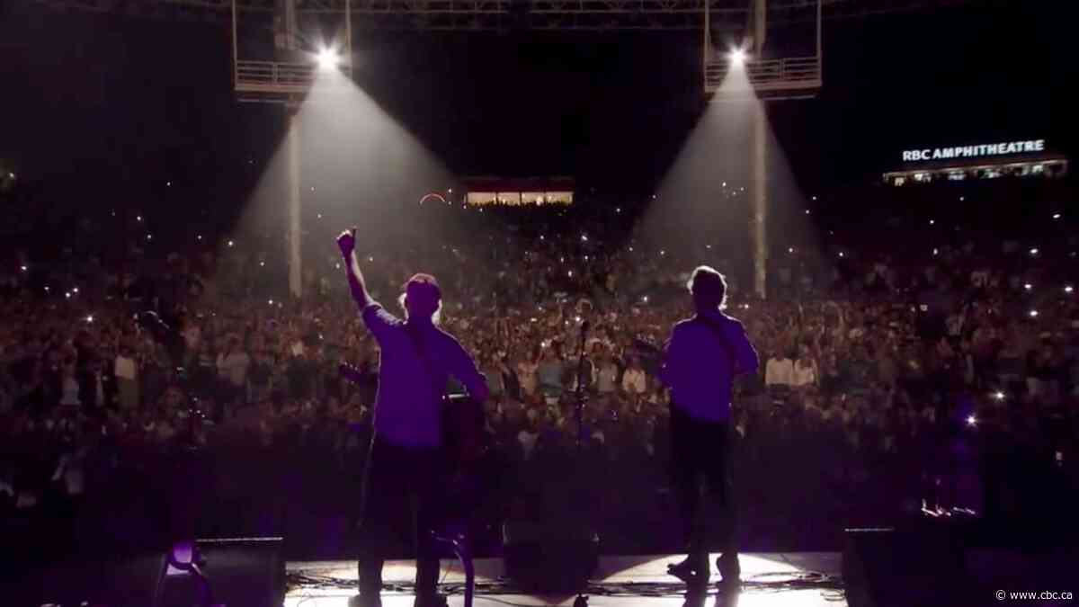 16,000 fans belt out Lake Ontario lyric at Blue Rodeo concert | The Moment