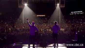 16,000 fans belt out Lake Ontario lyric at Blue Rodeo concert | The Moment