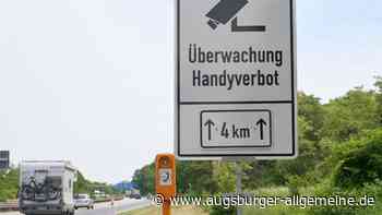 Wer blickt aufs Handy statt auf die Straße? Der ACE hat in Neuburg genau hingeschaut