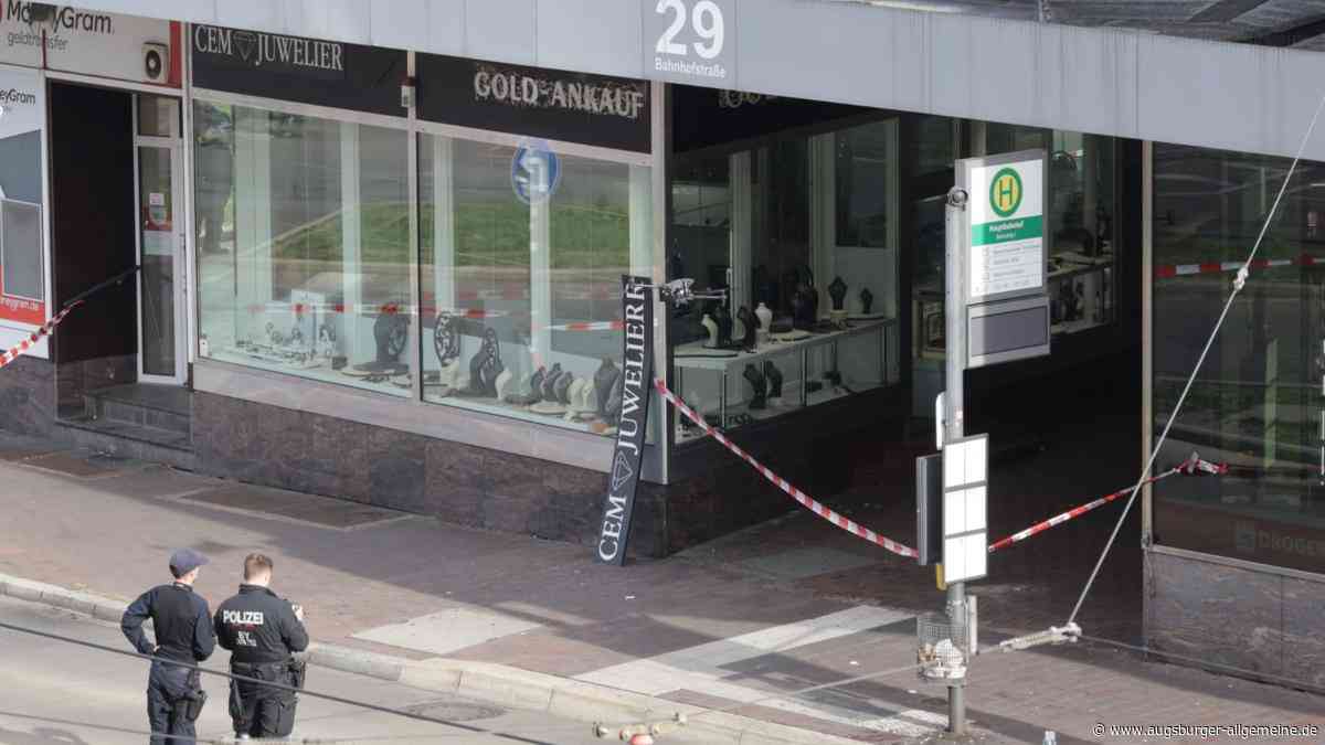 Großeinsatz in Augsburg: Handgranate soll vor Juwelier explodiert sein – Bahnverkehr läuft wieder an