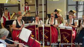 Burschenverein Rettenbach gewinnt 50 Liter Bier beim Hopfenzupfen in Forsting