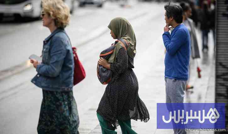 "تسييس الحجاب" في فرنسا .. مناورة انتخابية أم  