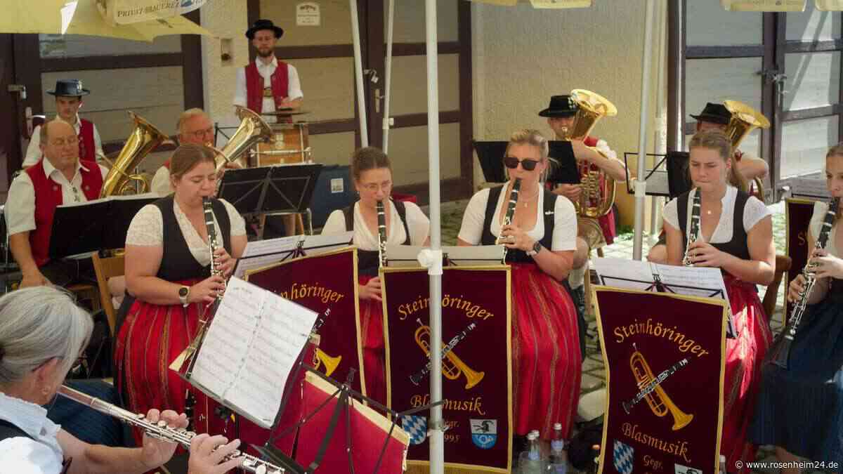Burschenverein Rettenbach gewinnt 50 Liter Bier beim Hopfenzupfen in Forsting