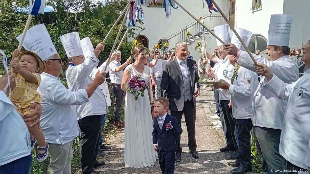 Hochzeit in Erharting: Köche stehen mit Kochlöffeln Spalier für das Brautpaar