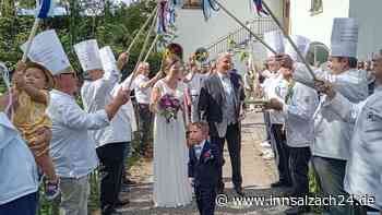 Hochzeit in Erharting: Köche stehen mit Kochlöffeln Spalier für das Brautpaar