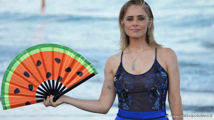 Venezia 83, Greta Scarano apre la Mostra del Cinema con l’anguria-ventaglio per la Palestina: “Il ruolo di madrina? Termine bellissimo per il battesimo, ma qui non serve a nulla”