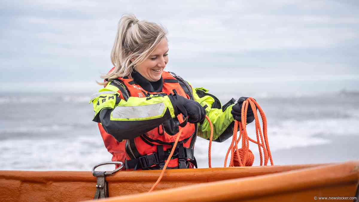 Steeds meer vrouwen staan hun mannetje bij de KNRM: ’Maar ik moet wel dat hele pak uittrekken als ik moet plassen’