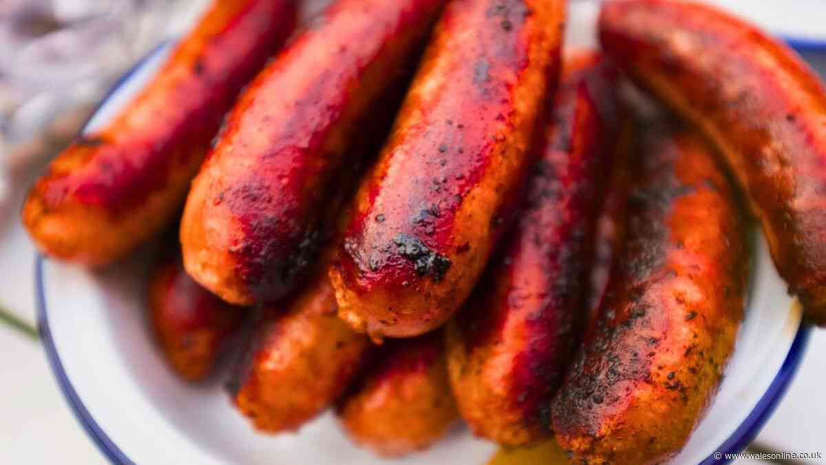 Sausages dinners are tastier if you add 1 simple ingredient before roasting them