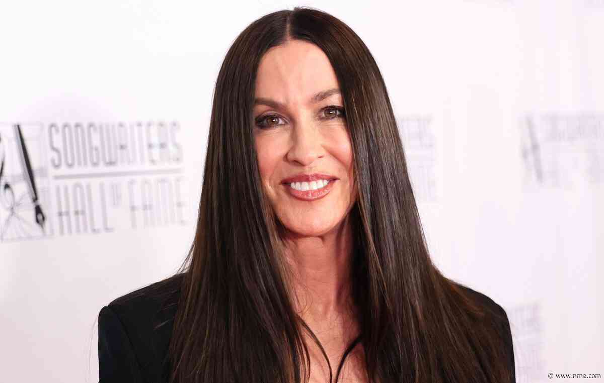 Alanis Morissette accuses ex-tour manager of extortion scheme over airport drugs in lawsuit