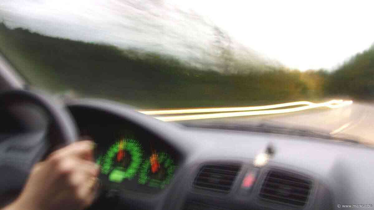 Mann springt vor fahrende Autos und verfolgt Radfahrer