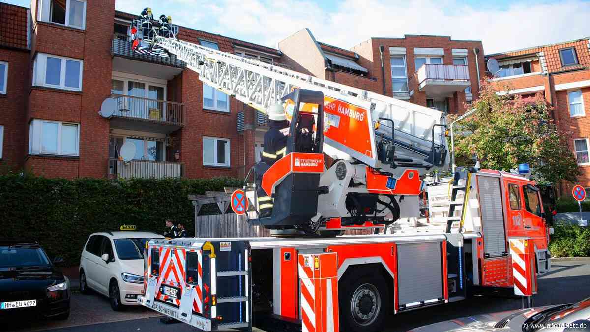 Feuerwehr dringt über den Balkon in verqualmte Wohnung in Neuallermöhe ein